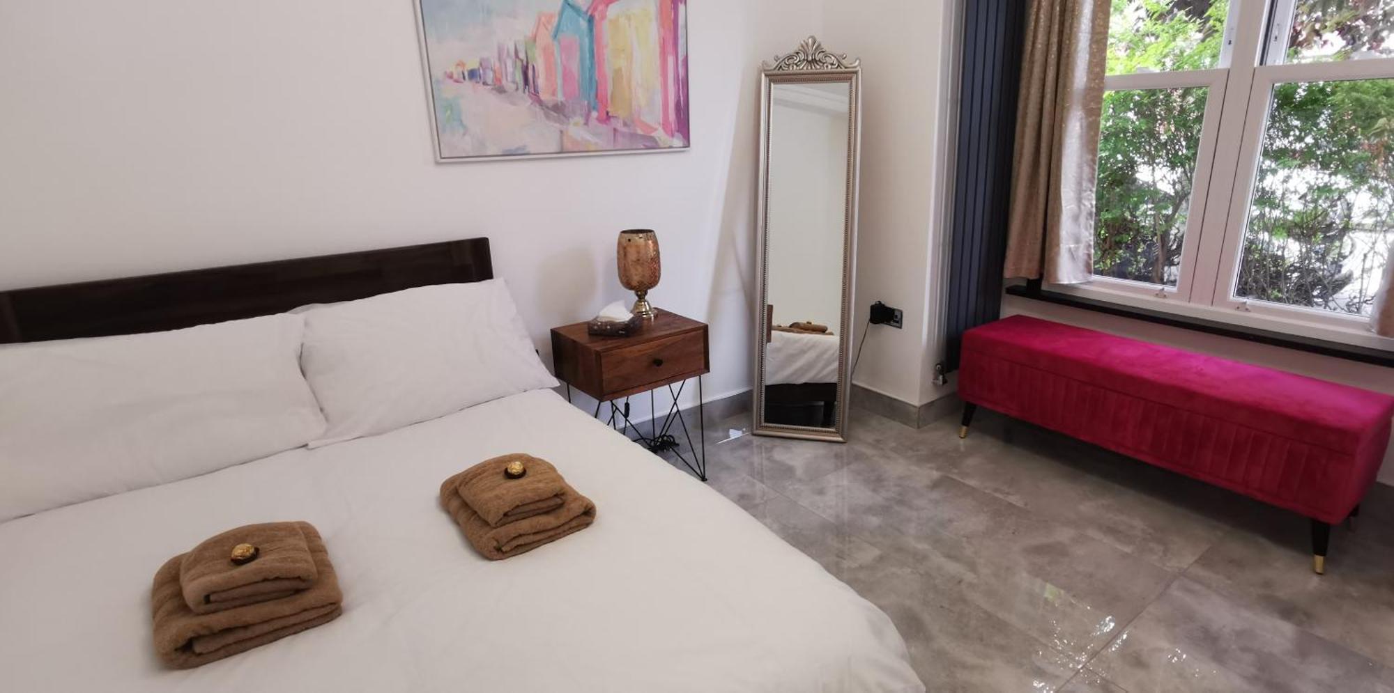 Luxury London House Sleeps 13, 2 Minutes To Metro Villa Exterior photo