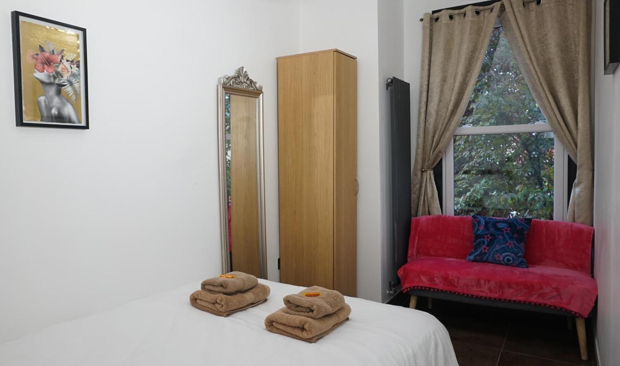 Luxury London House Sleeps 13, 2 Minutes To Metro Villa Exterior photo