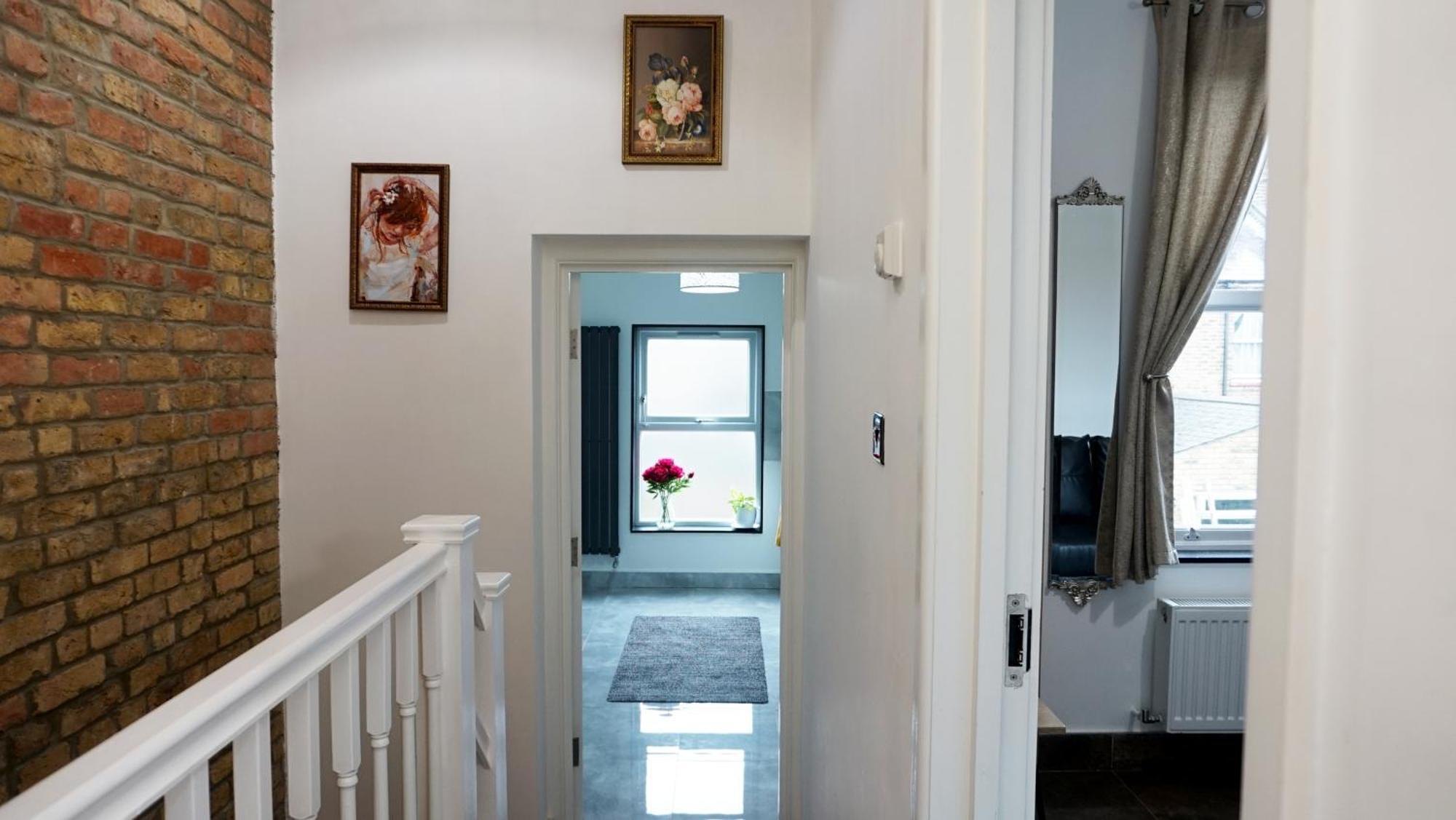 Luxury London House Sleeps 13, 2 Minutes To Metro Villa Exterior photo